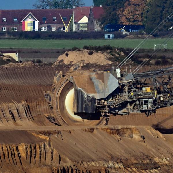 Nordrhein-Westfalen, Jüchen: Ein Schaufelradbagger arbeitet im Braunkohletagebau Garzweiler. Im Hintergrund ist die Ortschaft Lützerath zu sehen.