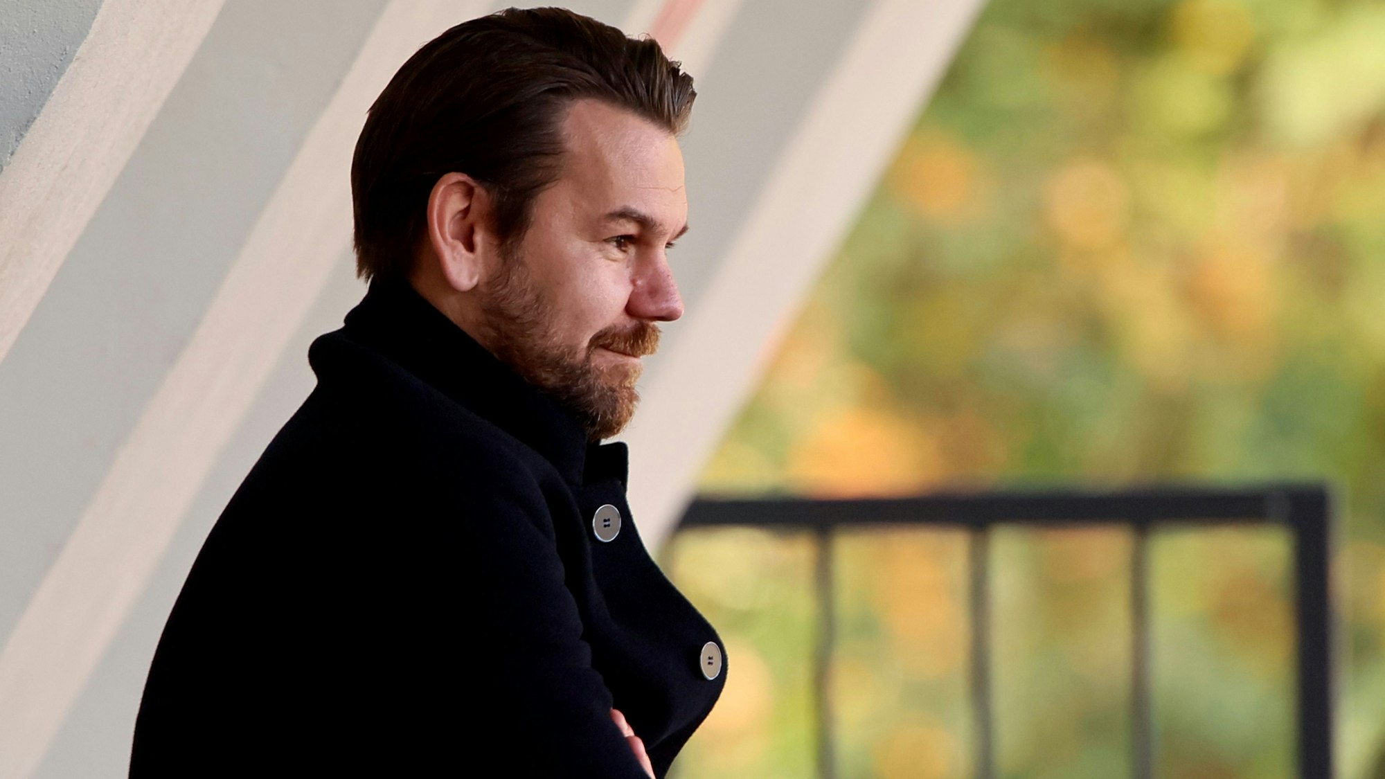 Thomas Kessler, ehemaliger Torwart des 1. FC Köln und heutiger Leiter des Lizenzspielerbereichs, beobachtet im Franz-Kremer-Stadion das Training der Kölner Mannschaft.