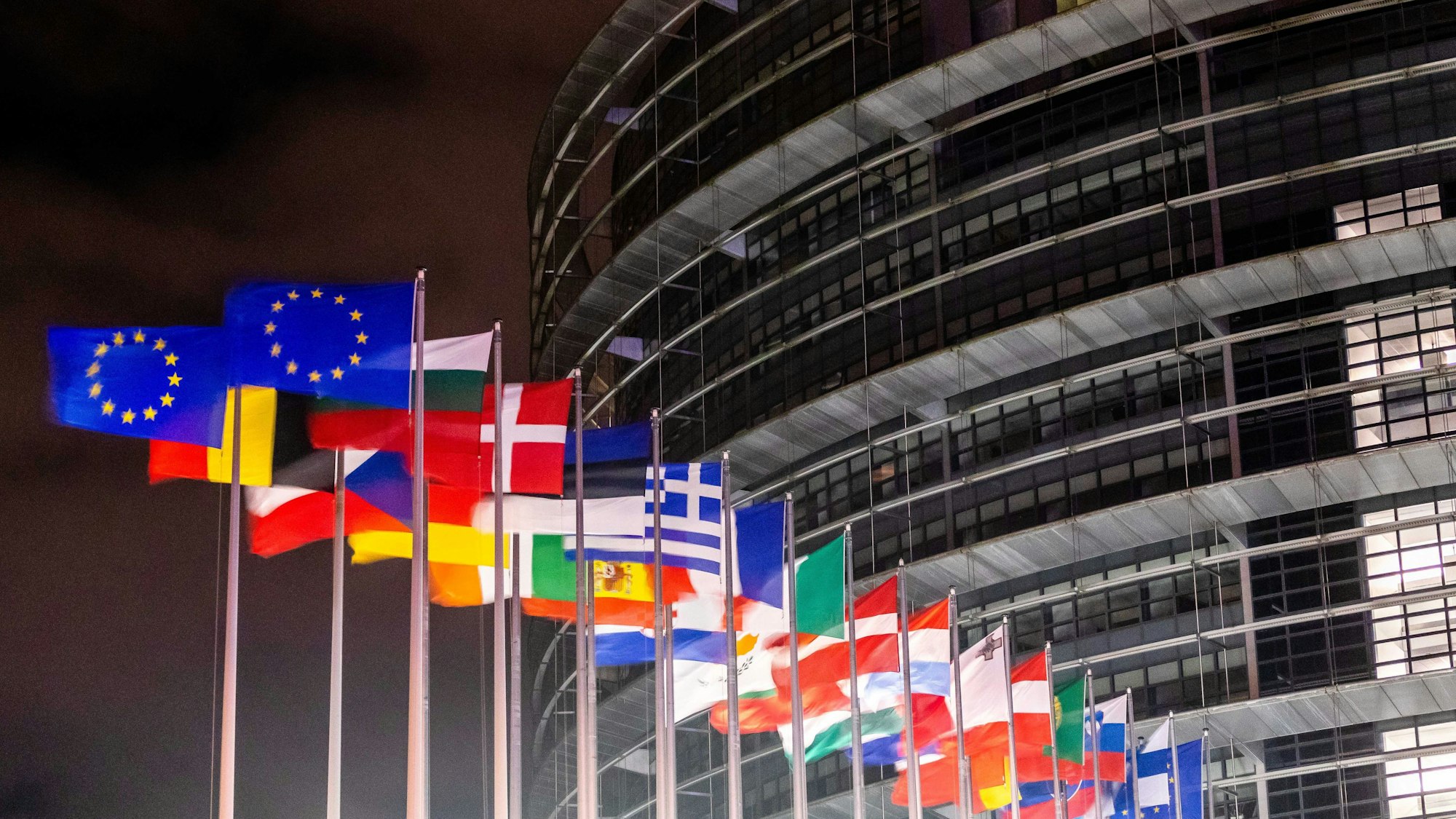 Die Flaggen der europäischen Mitgliedsstaaten wehen vor dem Gebäude des Europäischen Parlaments in Strasbourg.