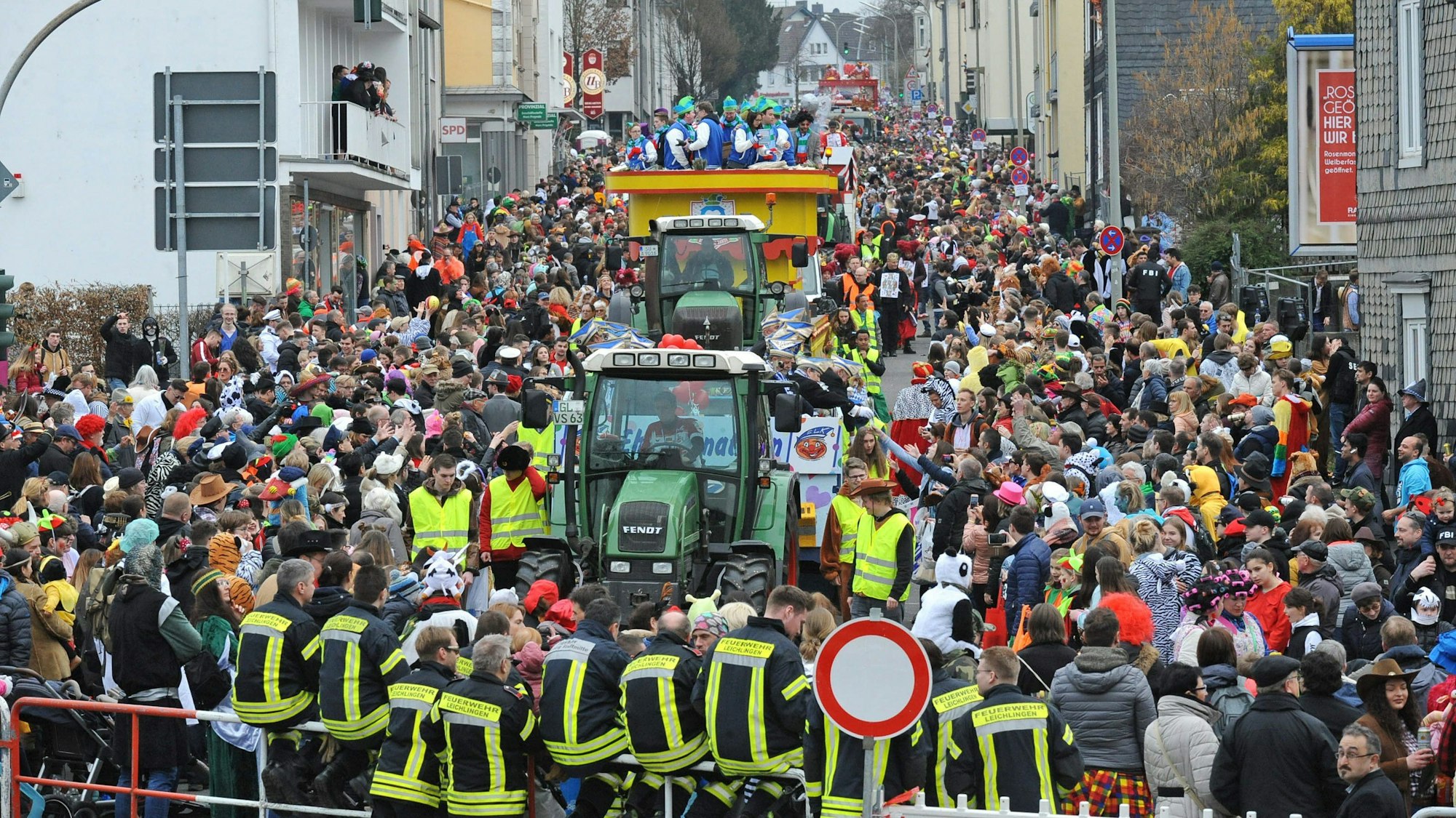 Der Karnevalszug zieht mit Traktoren und Festwagen 2021 die dicht bevölkerte Bahnhofstraße hinunter.