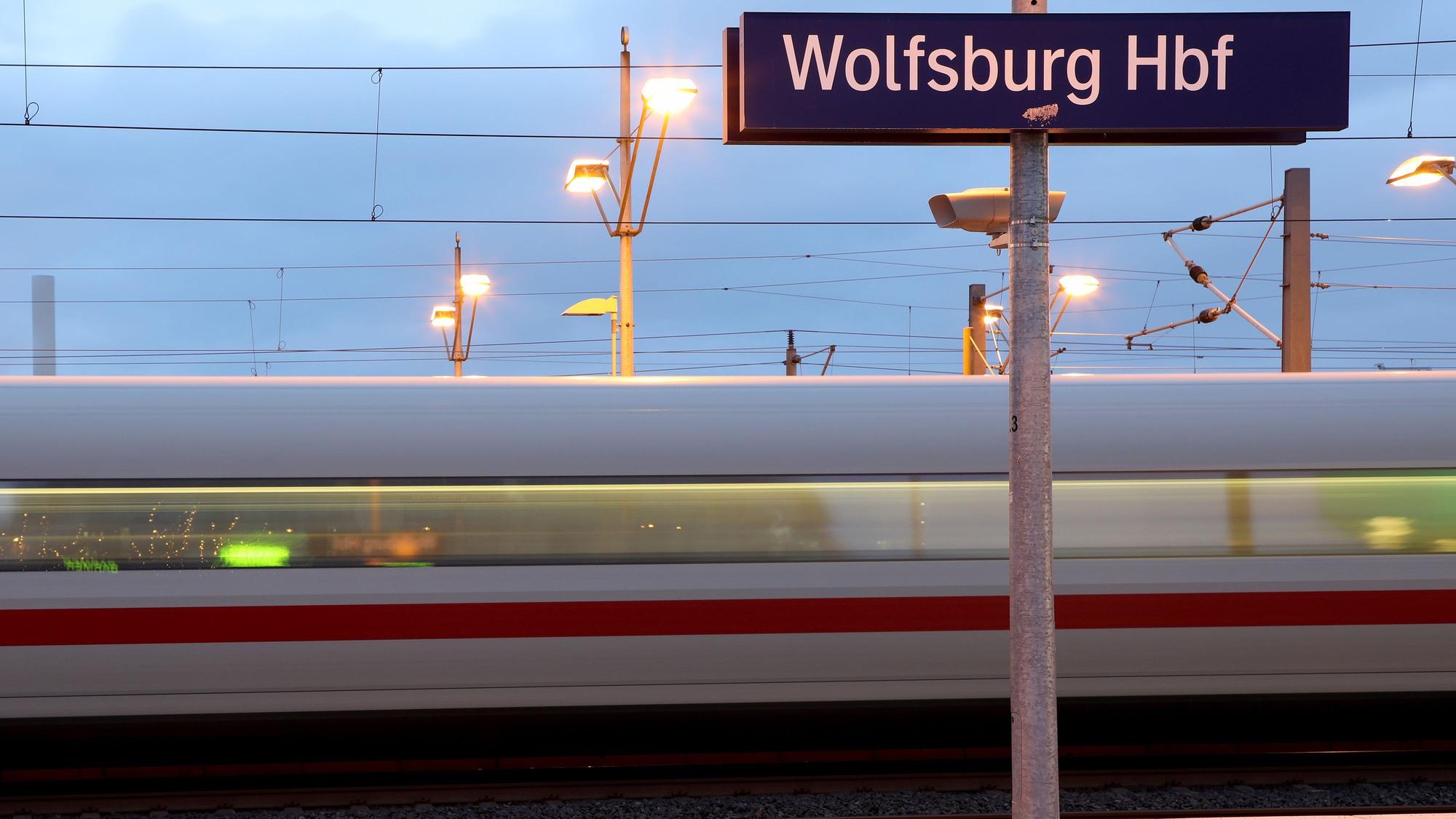 Ein ICE der Deutschen Bahn fährt durch den Hauptbahnhof in Wolfsburg.