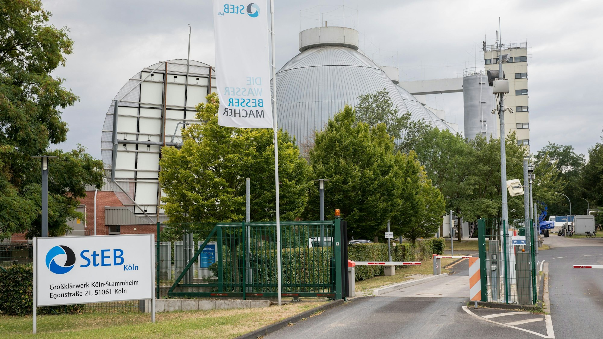 Einfahrt zum Klärwerk mit Faultürmen in Köln-Stammheim.