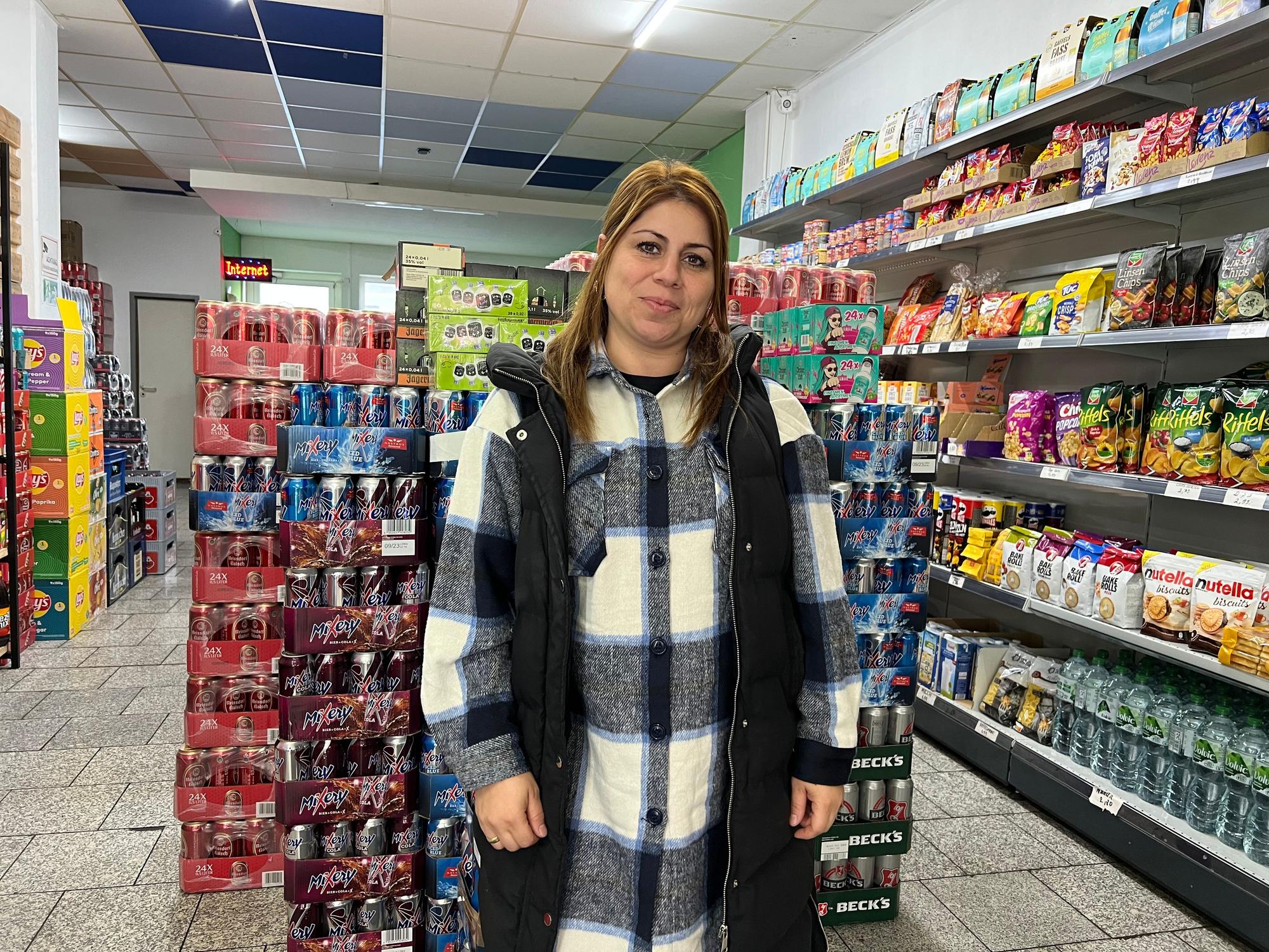 Fatma Ökmen steht in ihrem Kiosk auf der Zülpicher Straße.
