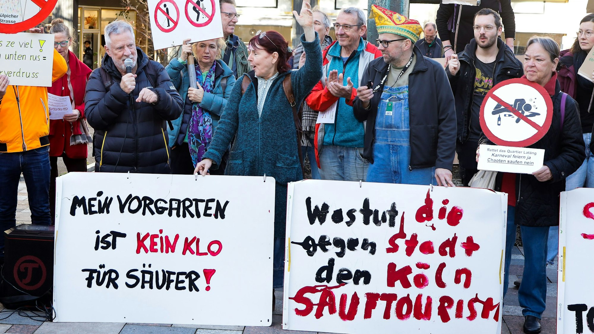 10.11.2022, Köln: Demo auf dem Theo-Burauen-Platz der Anwohrer des Kwartier Latäng gegen die Zustände im Karneval . Foto:Dirk Borm