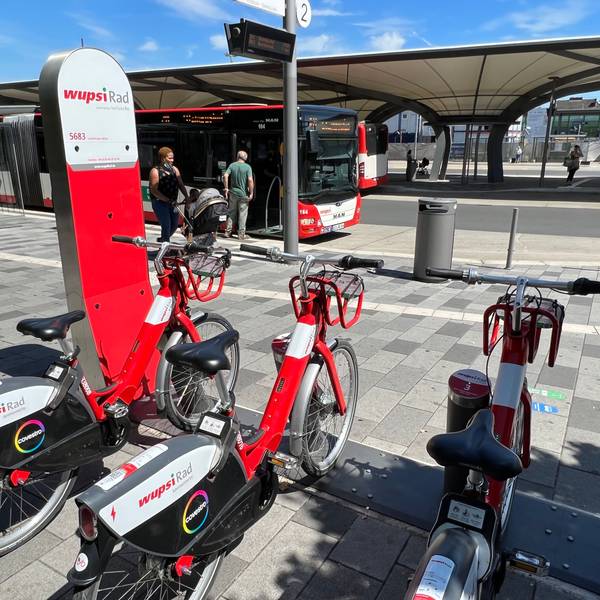 Wupsi-Linienbusse und Wupsi-E-Bikes am Busbahnhof Leverkusen-Wiesdorf