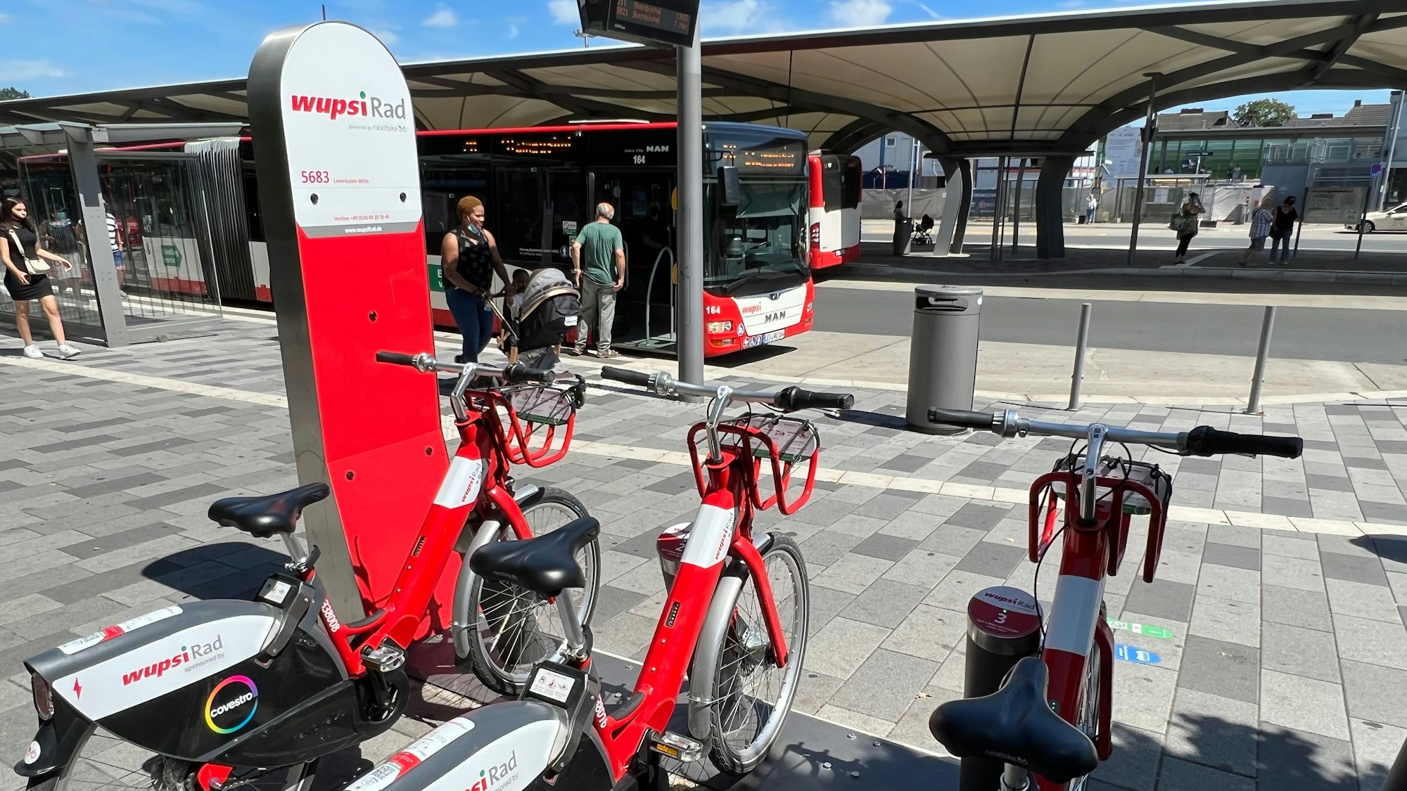 Wupsi-Linienbusse und Wupsi-E-Bikes am Busbahnhof Leverkusen-Wiesdorf