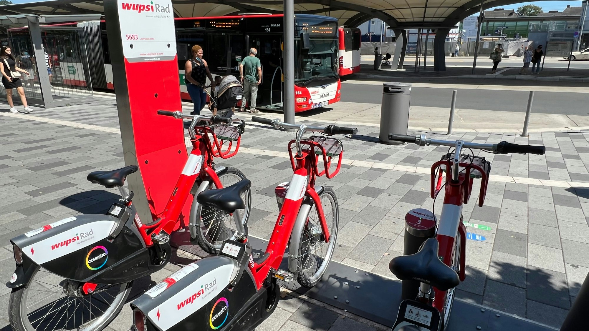 Wupsi-Linienbusse und Wupsi-E-Bikes am Busbahnhof Leverkusen-Wiesdorf