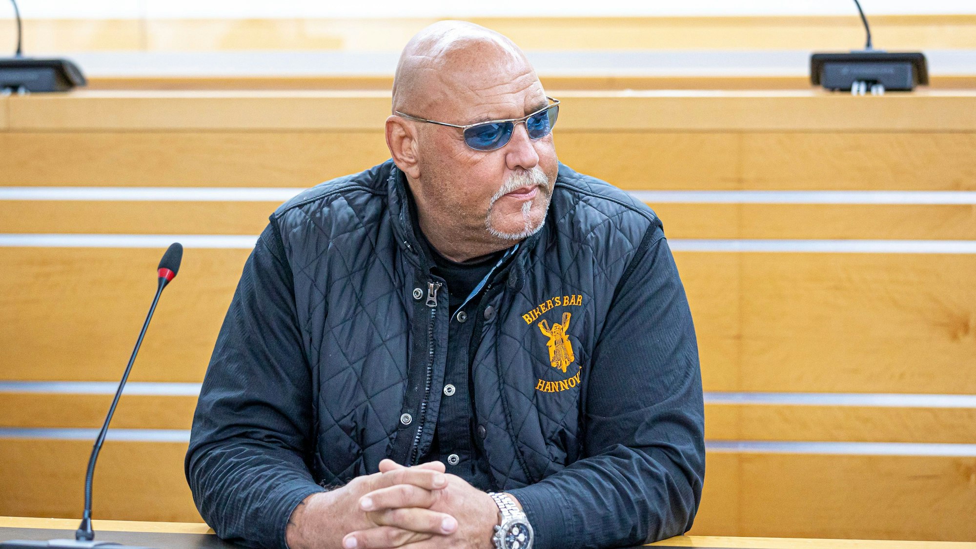 Frank Hanebuth sitzt in einem Saal des Landgerichts Hannover.