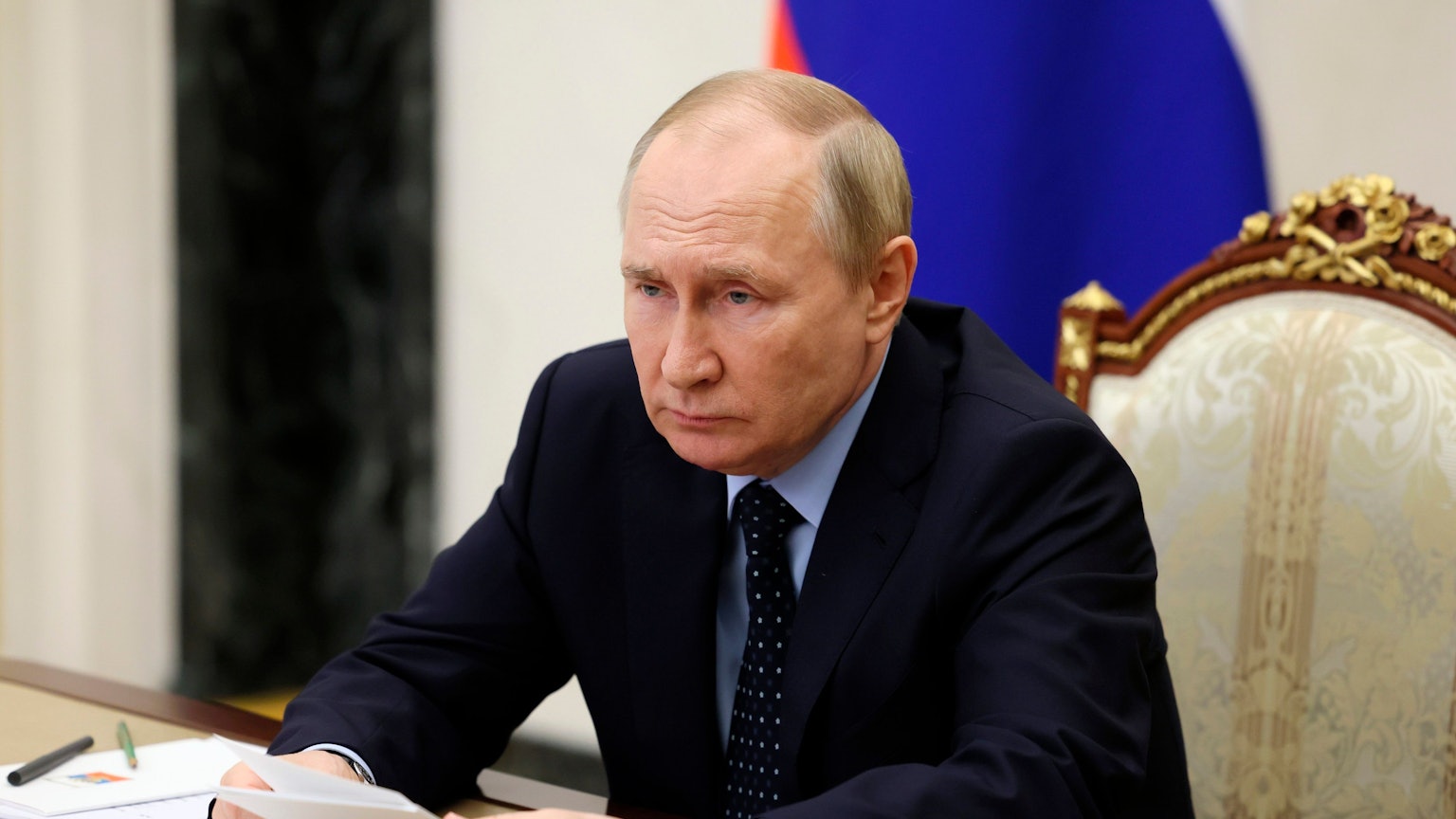 Russlands Präsident Putin sitzt während einer Videokonferenz am 8. November 2022 in Moskau an einem Tisch.