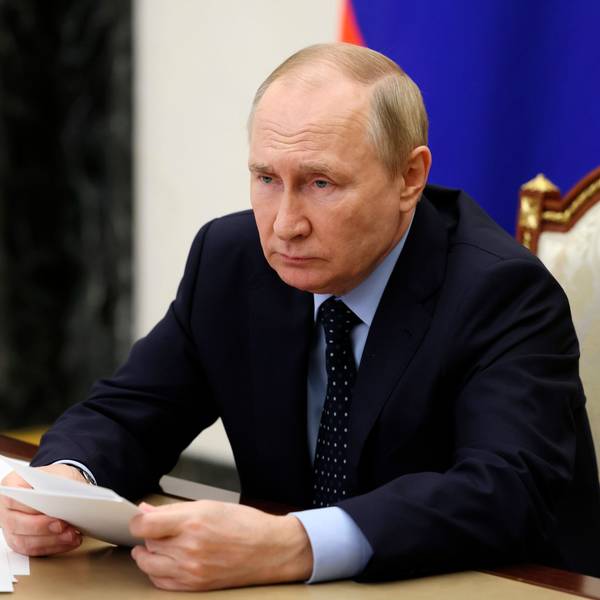 Russlands Präsident Putin sitzt während einer Videokonferenz am 8. November 2022 in Moskau an einem Tisch.