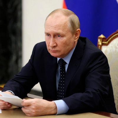 Russlands Präsident Putin sitzt während einer Videokonferenz am 8. November 2022 in Moskau an einem Tisch.