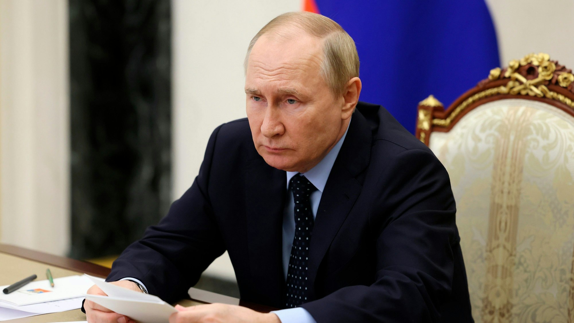 Russlands Präsident Putin sitzt während einer Videokonferenz am 8. November 2022 in Moskau an einem Tisch.