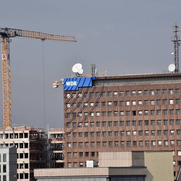 Das WDR-Filmhaus in der Kölner Innenstadt mit Baukran.