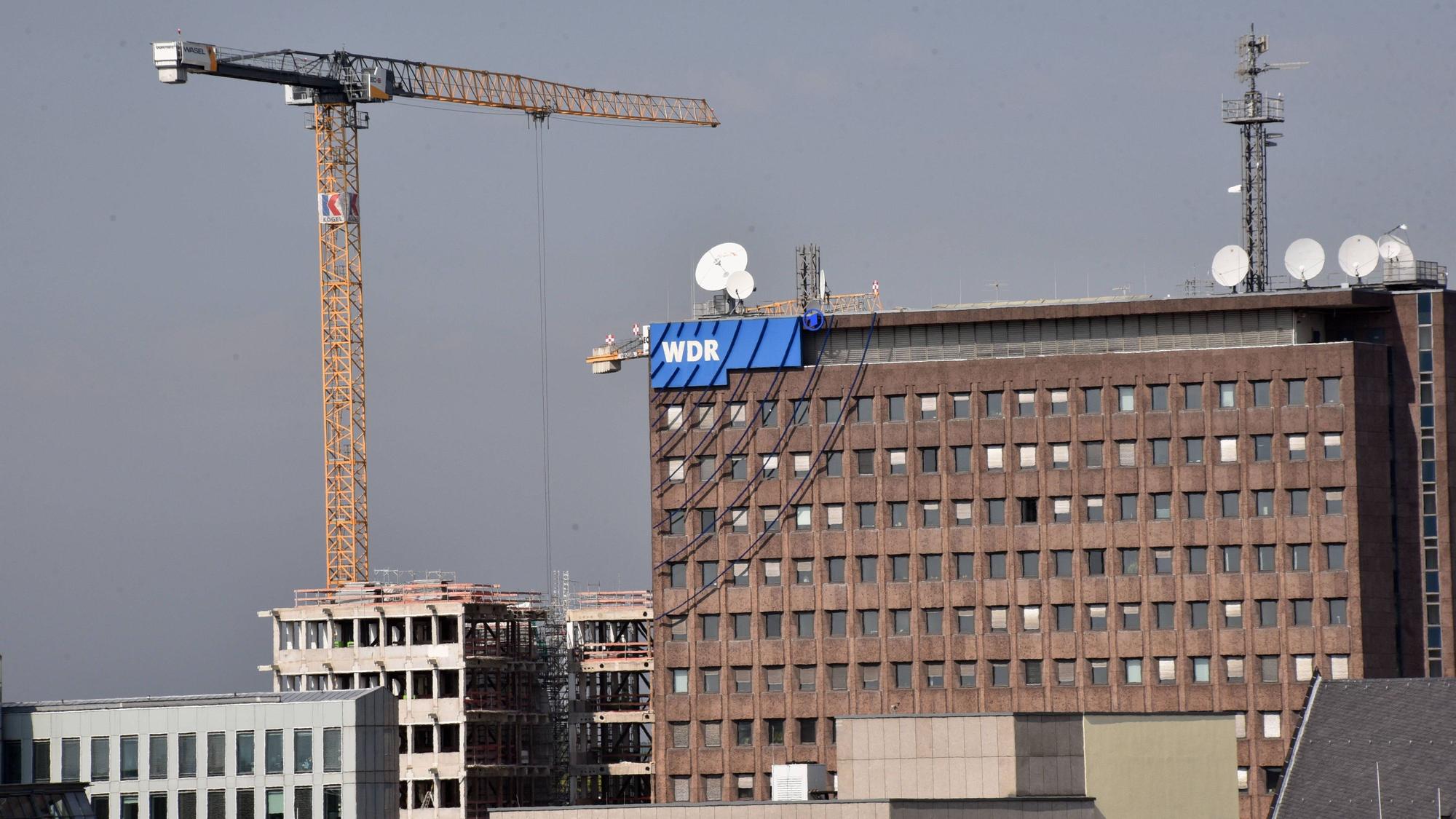 Das WDR-Filmhaus in der Kölner Innenstadt mit Baukran.