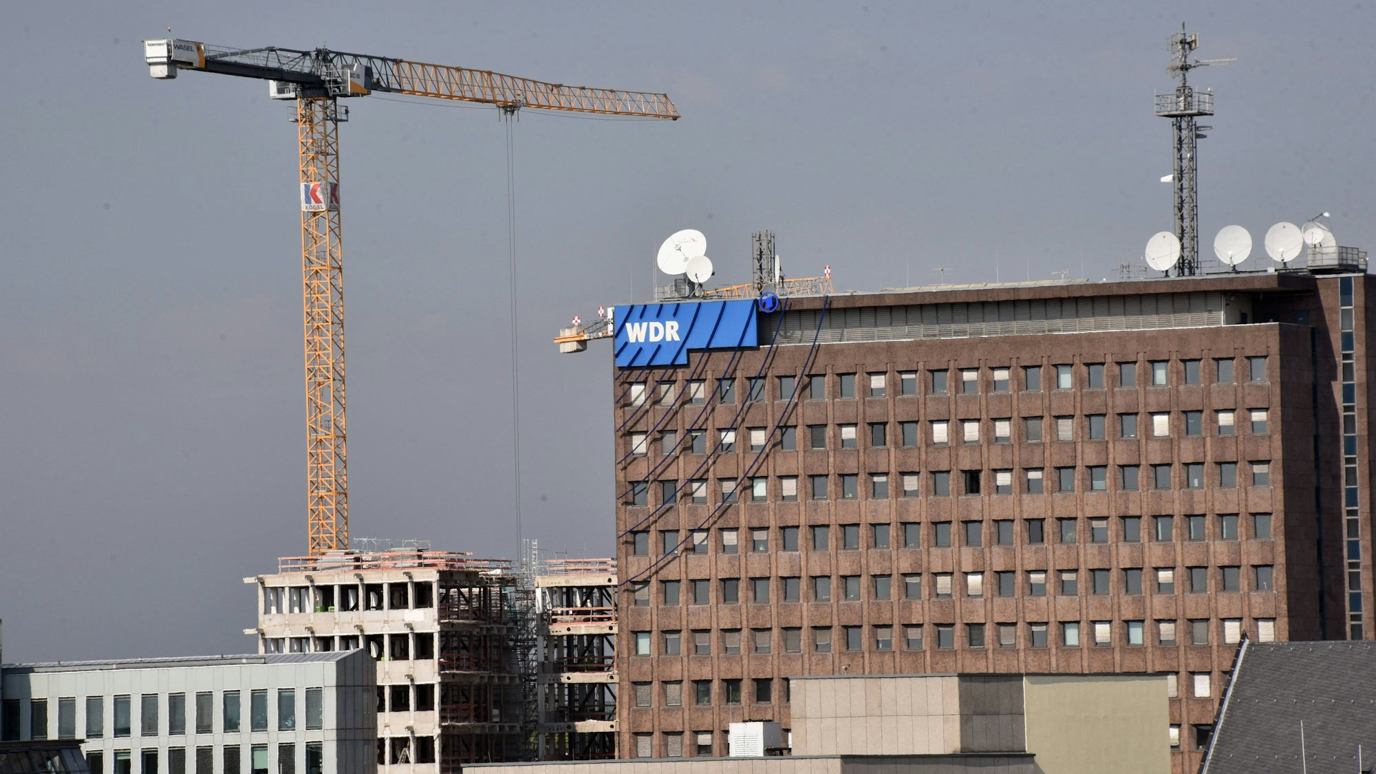 Das WDR-Filmhaus in der Kölner Innenstadt mit Baukran.