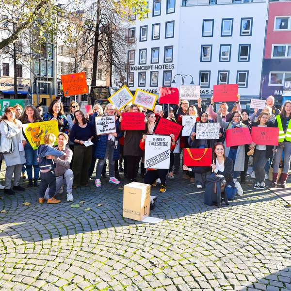 Demo auf dem Alter Markt für bessere Bezahlung der Tagesmütter und -Väter