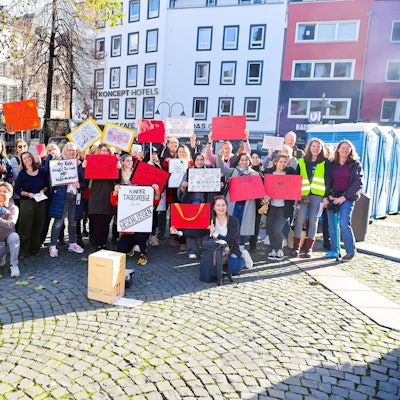 Demo auf dem Alter Markt für bessere Bezahlung der Tagesmütter und -Väter