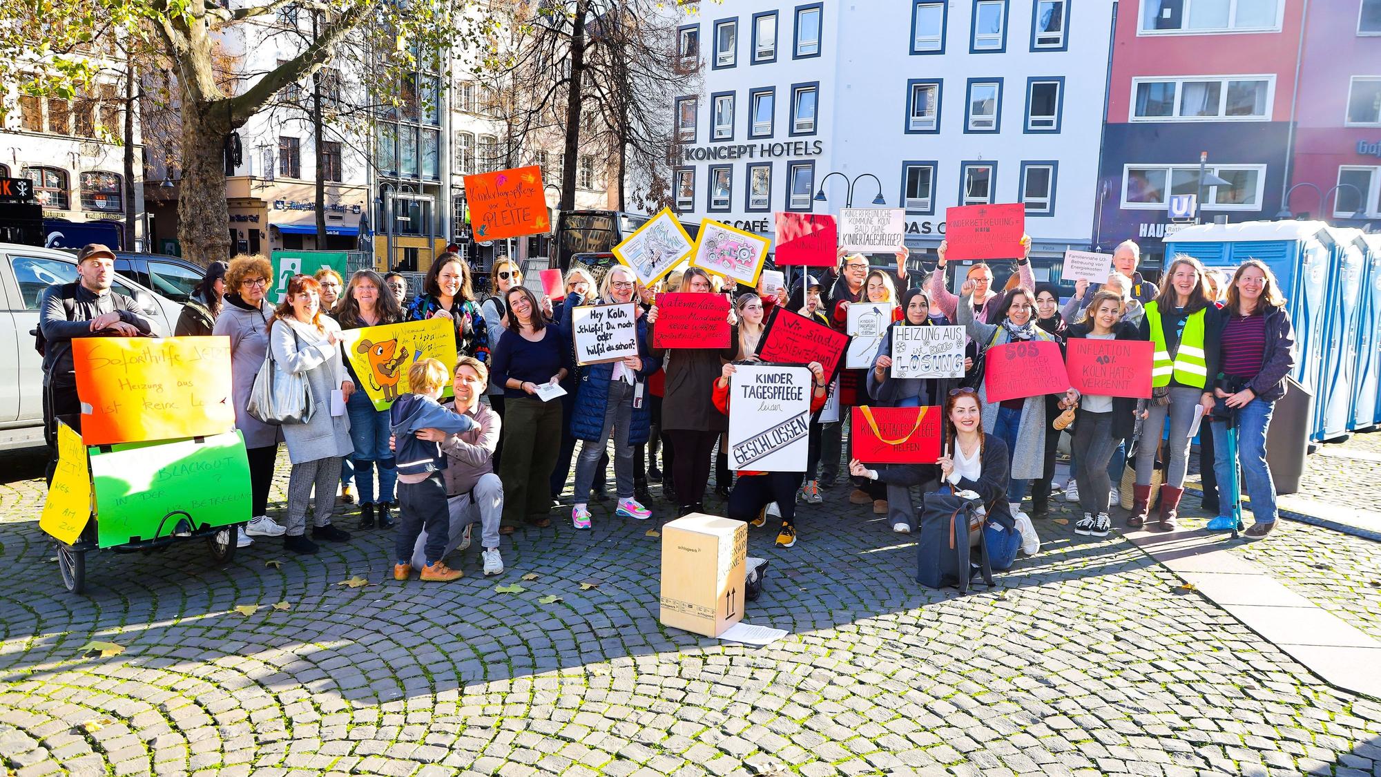 Demo auf dem Alter Markt für bessere Bezahlung der Tagesmütter und -Väter