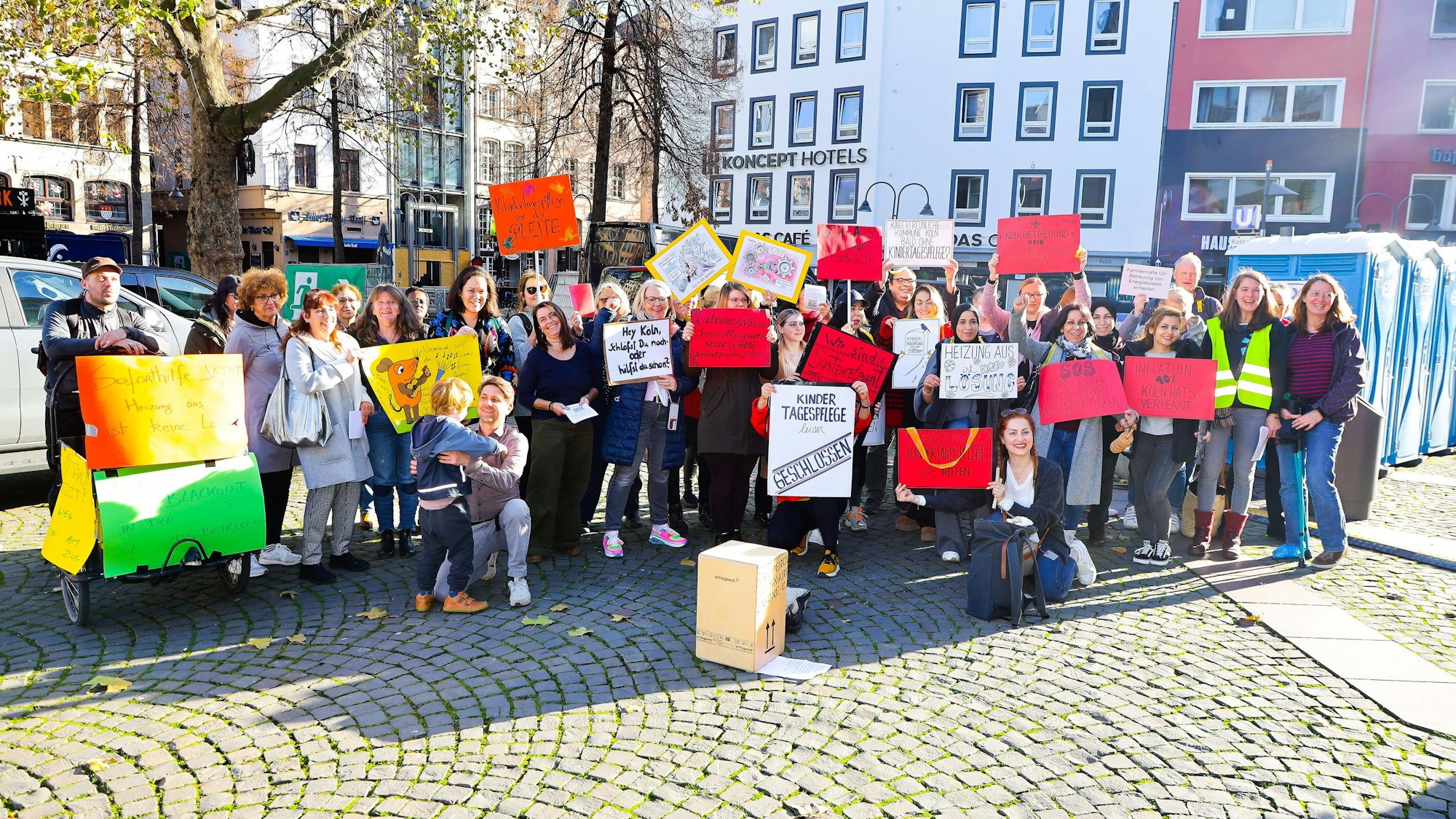 Demo auf dem Alter Markt für bessere Bezahlung der Tagesmütter und -Väter