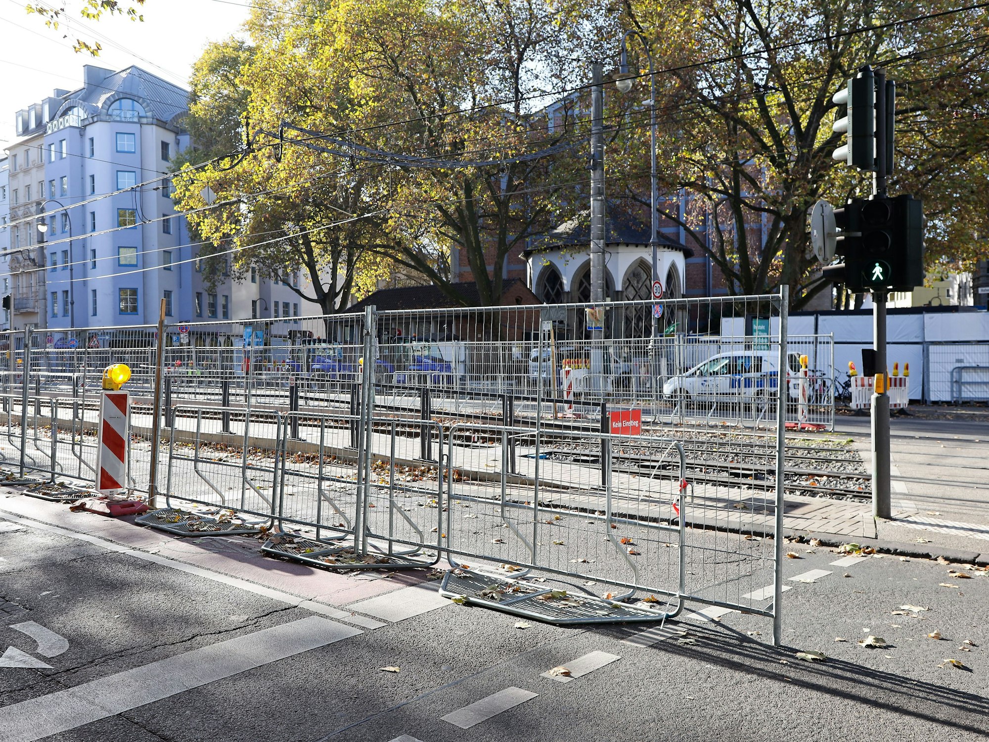 Bauzäune stehen für den 11.11. in Köln auf der Zülpicher Straße.