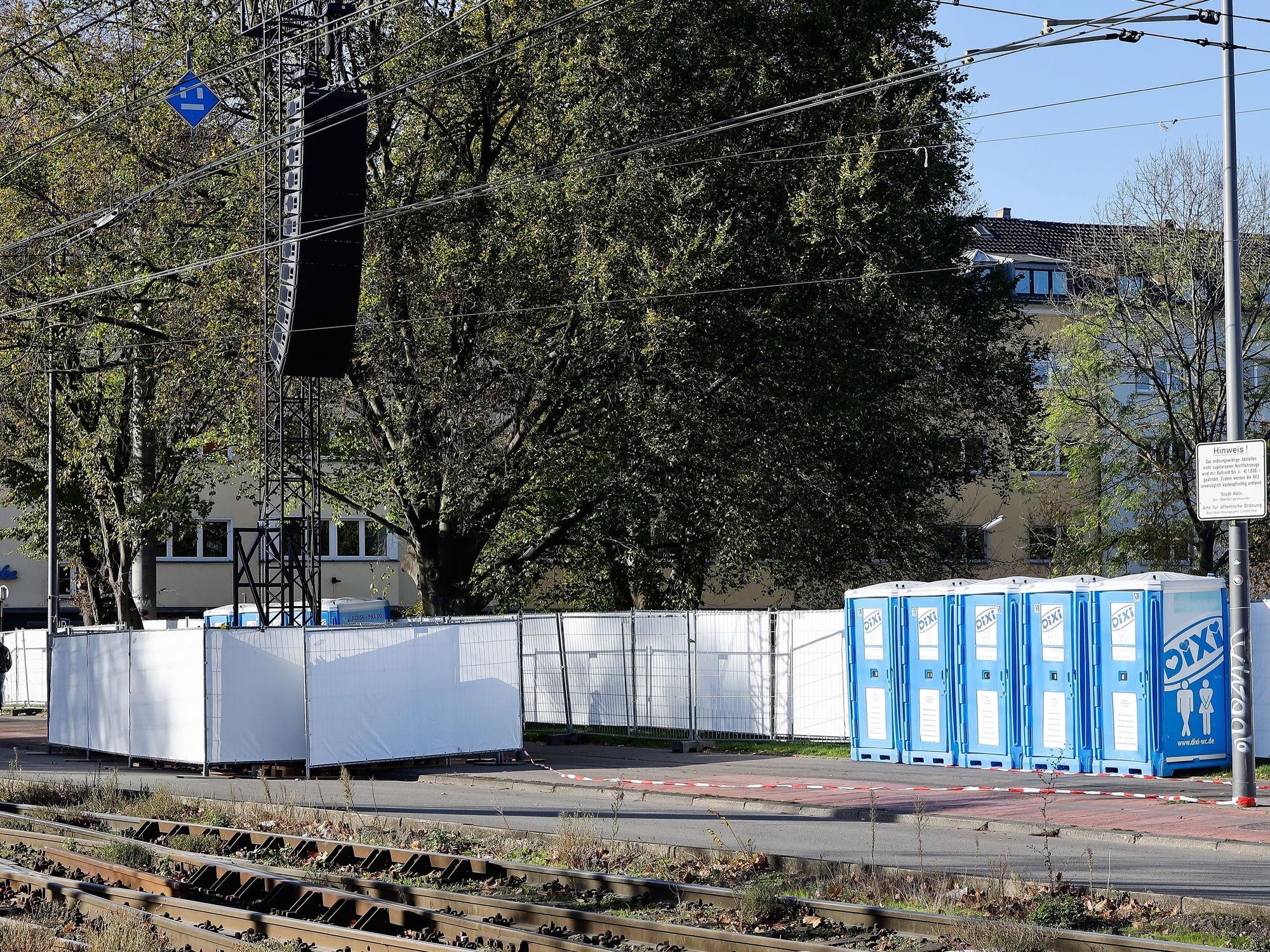 Bauzäune und mobile Toiletten stehen schon am Donnerstag im Kwartier Latäng.