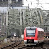 Züge fahren über die Hohenzollernbrücke in den Kölner Hauptbahnhof. (Archivfoto)