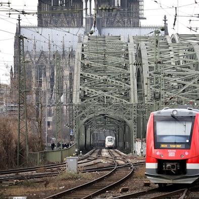 Züge fahren über die Hohenzollernbrücke