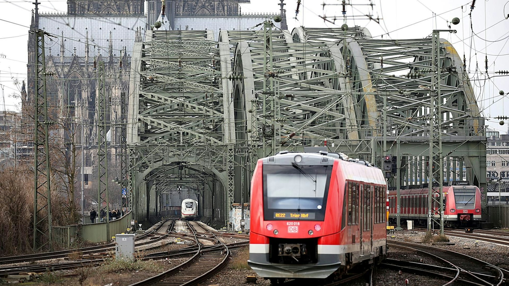 Züge fahren über die Hohenzollernbrücke