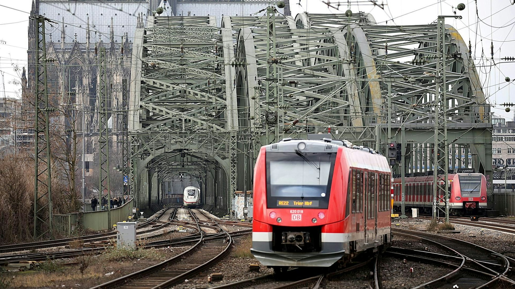 Züge fahren über die Hohenzollernbrücke in den Kölner Hauptbahnhof. (Archivfoto)
