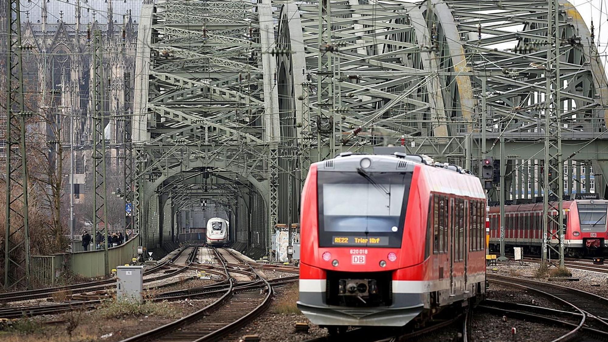 Züge fahren über die Hohenzollernbrücke in den Kölner Hauptbahnhof.