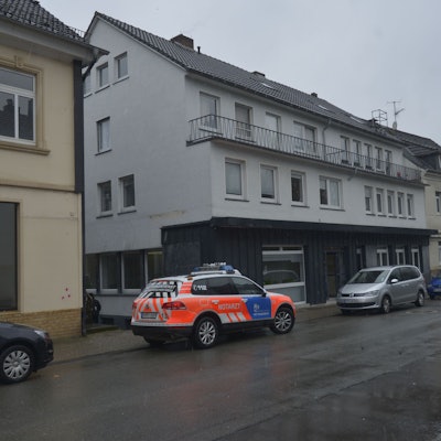 Auf der Bahnstraße in Wipperfürth steht vor einem Haus ein Notarzt-Wagen.