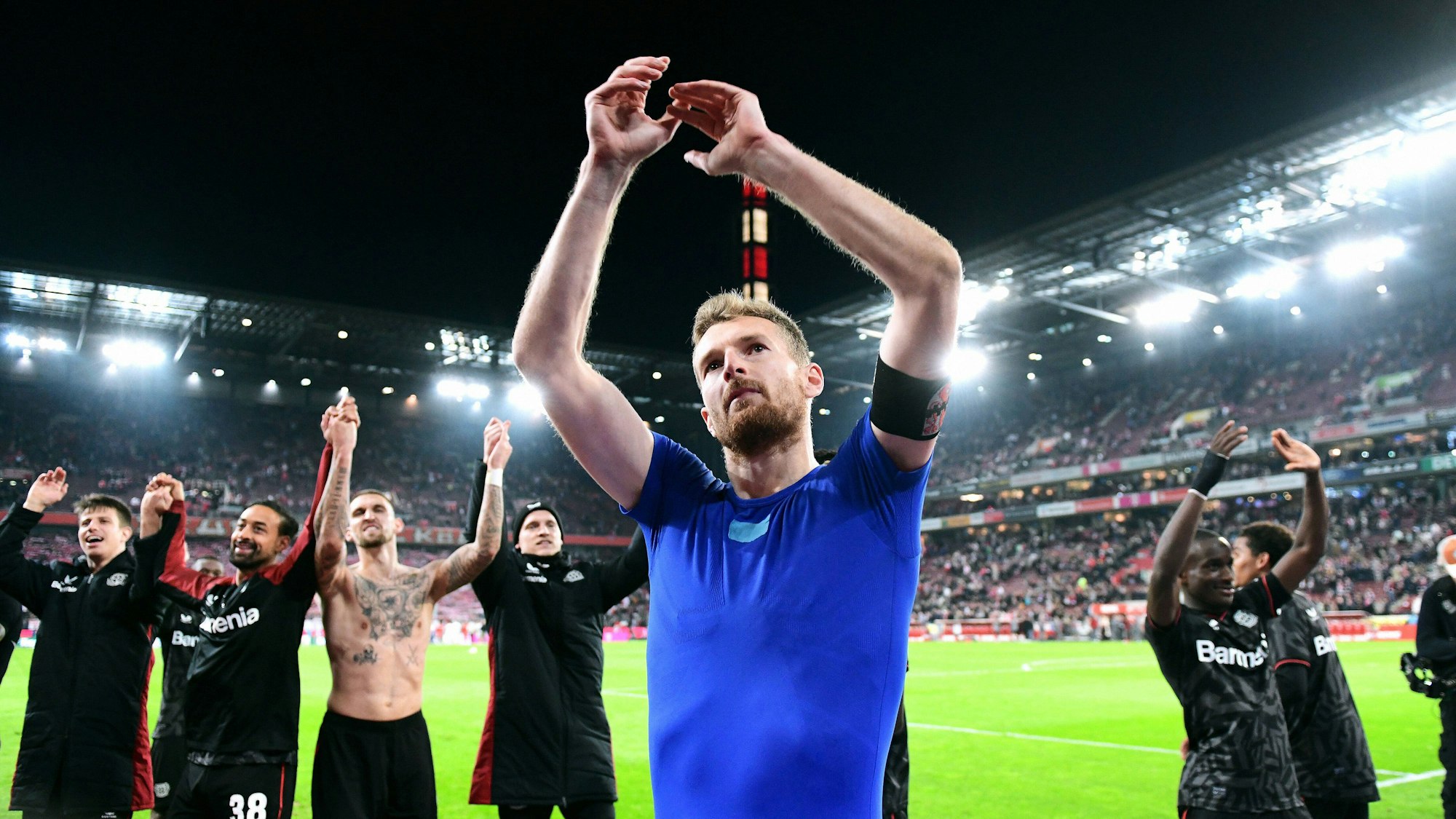 Fussball, Bundesliga, Deutschland, Herren, Saison 2022/2023, 14. Spieltag, Rhein Energie Stadion Köln, 1. FC Köln - Bayer Leverkusen 1:2 Schlussjubel Lukas Hradecky LEV. Jubel, Freude, Aktion. DFB/DFL REGULATIONS PROHIBIT ANY USE OF PHOTOGRAPHS AS IMAGE SEQUENCES AND/OR QUASI-VIDEO *** Football, Bundesliga, Germany, Men, Season 2022 2023, 14 Matchday, Rhein Energie Stadion Köln, 1 FC Köln Bayer Leverkusen 1 2 Final Cheer Lukas Hradecky LEV Jubel, Freude, Aktion DFB DFL REGULATIONS PROHIBIT ANY USE OF PHOTOGRAPHS AS IMAGE SEQUENCES AND OR QUASI VIDEO