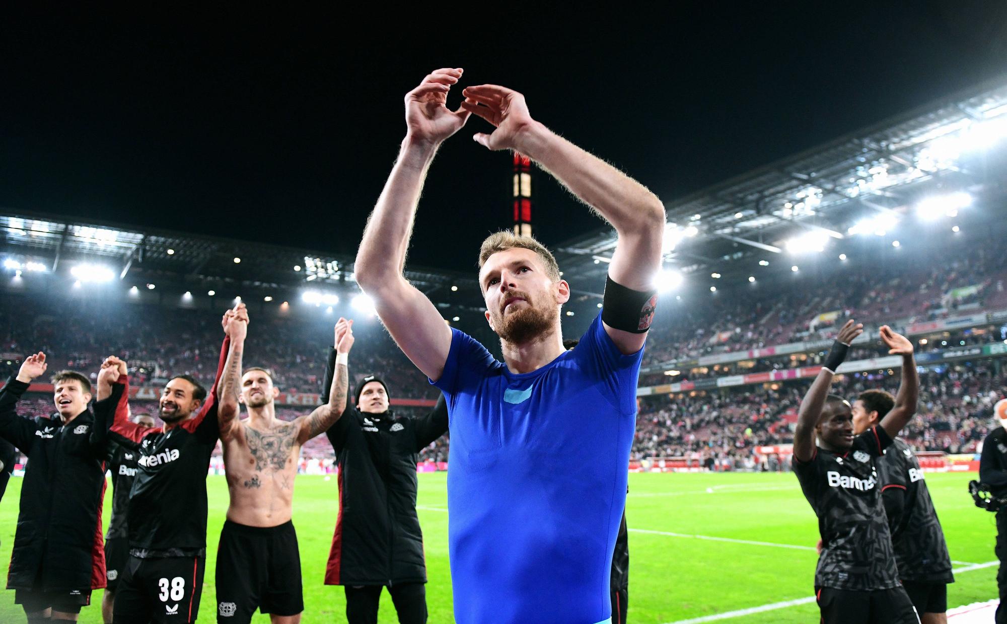 Lukas Hradecky und die Spieler von Bayer 04 Leverkusen feiern im Rhein-Energie-Stadion den 2:1-Sieg gegen den 1. FC Köln.