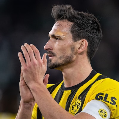 Dortmunds Mats Hummels steht nach dem Spiel auf dem Feld.