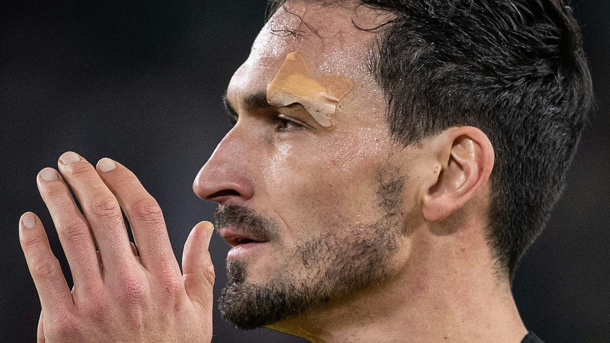 Dortmunds Mats Hummels steht nach dem Spiel auf dem Feld.