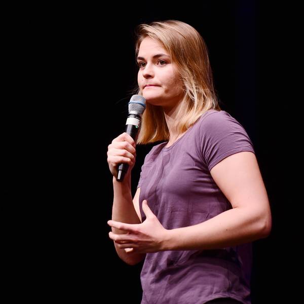 Hazel Brugger steht bei einer Show auf der Bühne und schaut ins Publikum.