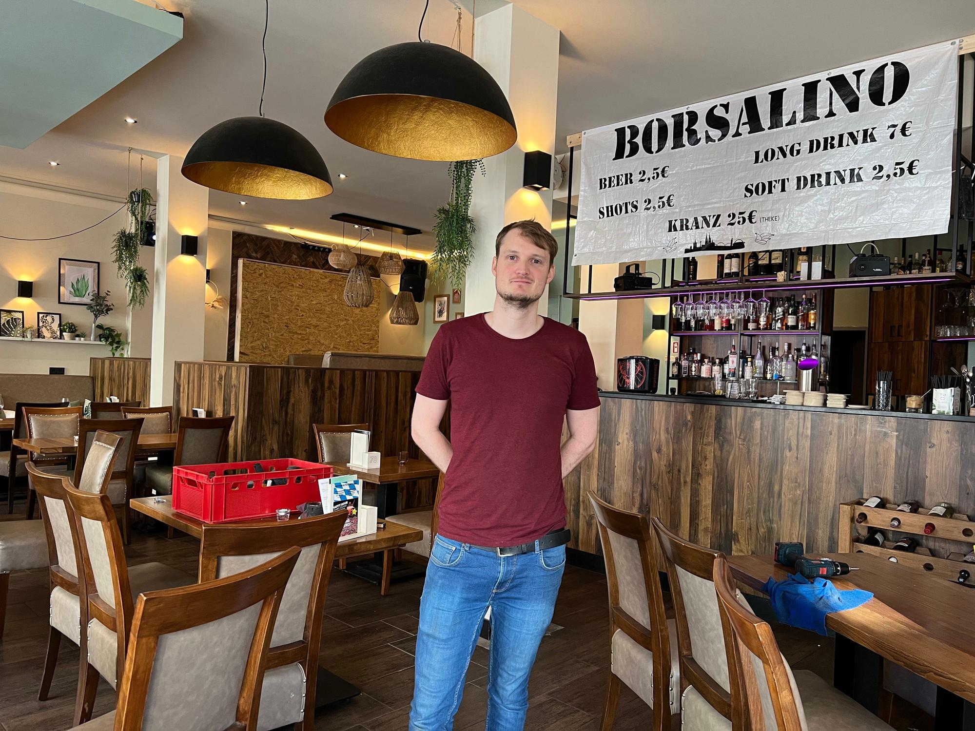 Steve Marks steht im Restaurants Borsalino auf der Zülpicher Straße.