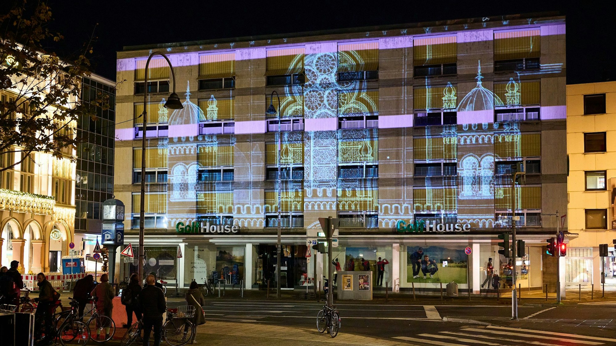 Öffentliche Projektions-Probe der zerstörten Synagoge an der Glockengasse in Köln bei Nacht. Licht ist an eine Hausfassade gestrahlt und zeigt die Synagoge.
