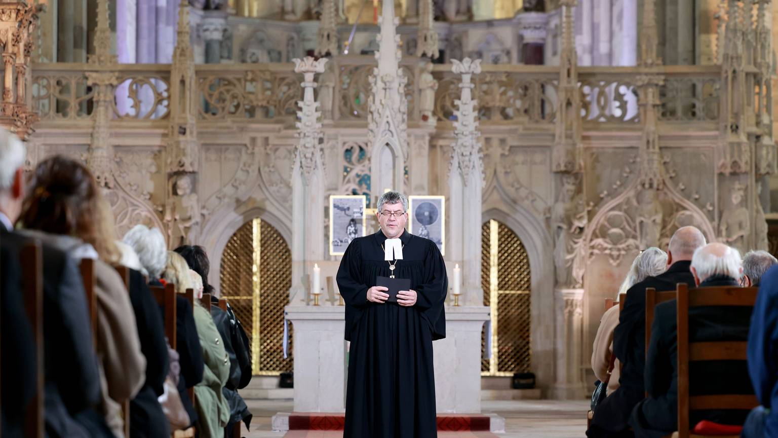 Friedrich Kramer (M.), Landesbischof der Evangelische Kirche in Mitteldeutschland, predigt beim Eröffnungsgottesdienst im Dom Magdeburg zur Synode der Evangelischen Kirche in Deutschland (EKD).