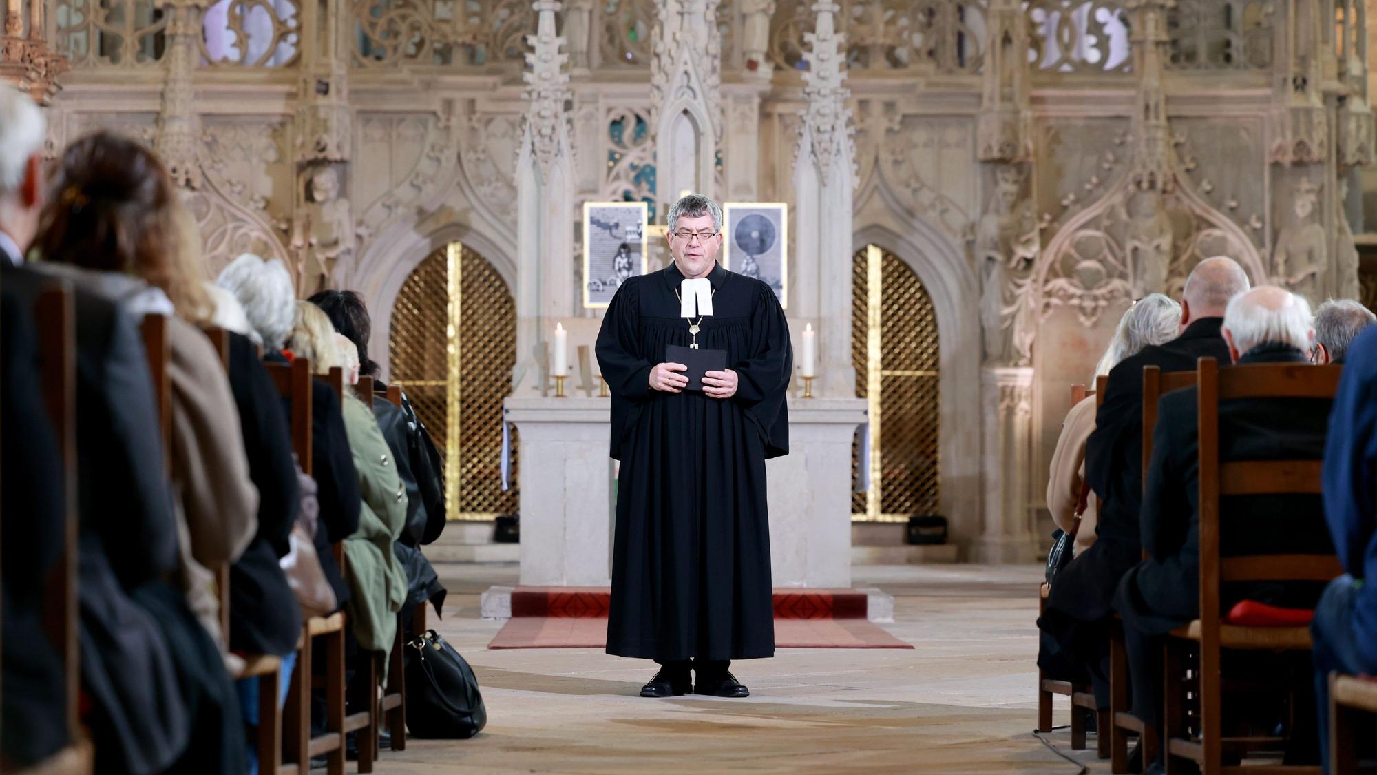Friedrich Kramer (M.), Landesbischof der Evangelische Kirche in Mitteldeutschland, predigt beim Eröffnungsgottesdienst im Dom Magdeburg zur Synode der Evangelischen Kirche in Deutschland (EKD).