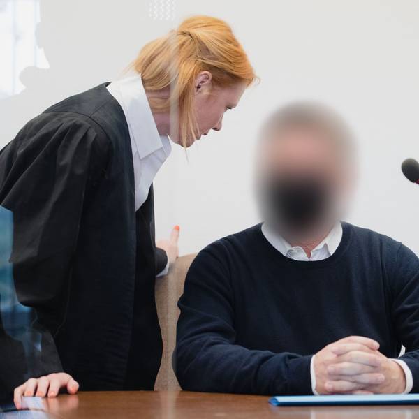 Der beschuldigte Kinderfotograf mit Verteidigerin Denise Gerull beim damaligen Prozessauftakt im Kölner Landgericht