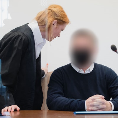 Der beschuldigte Kinderfotograf Achim L. mit seiner früheren Verteidigerin Denise Sommer beim Prozess in erster Instanz.