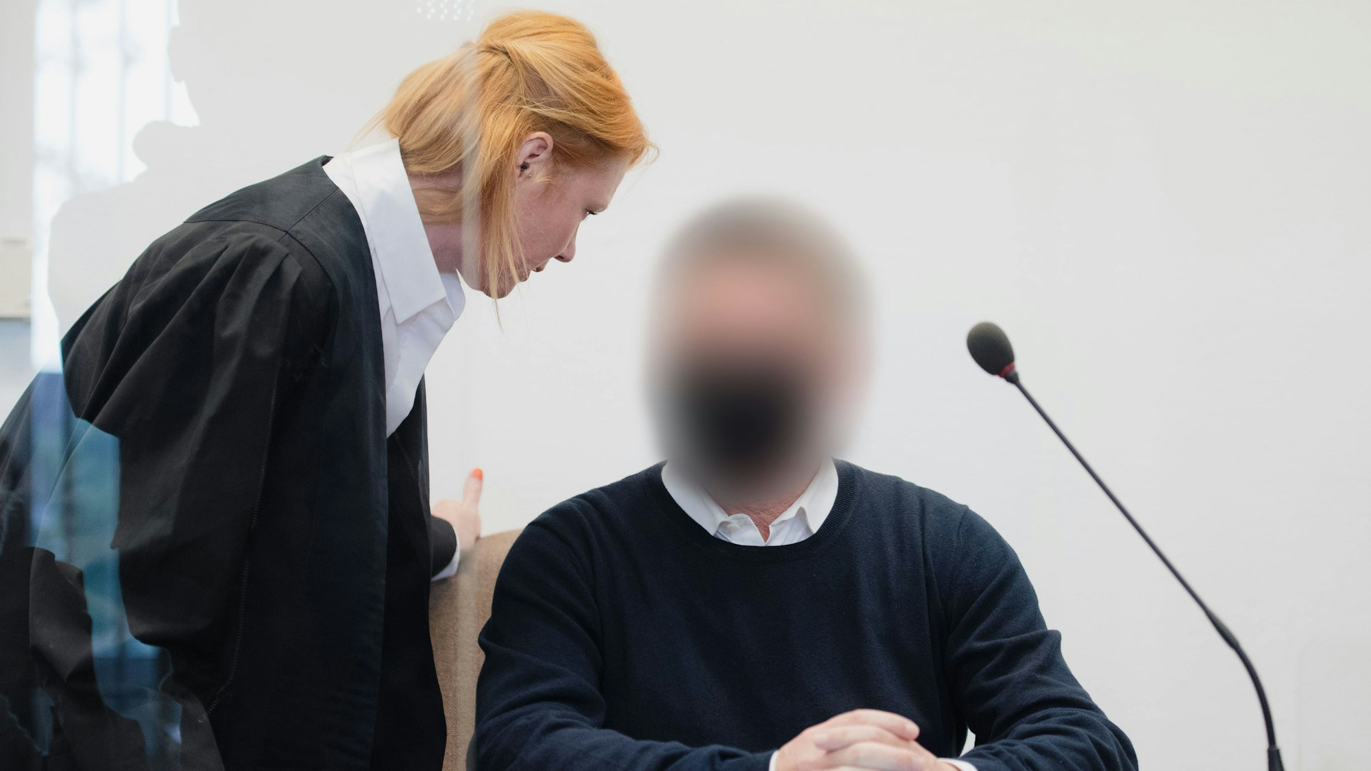 Der beschuldigte Kinderfotograf Achim L. mit seiner früheren Verteidigerin Denise Sommer beim Prozess in erster Instanz.