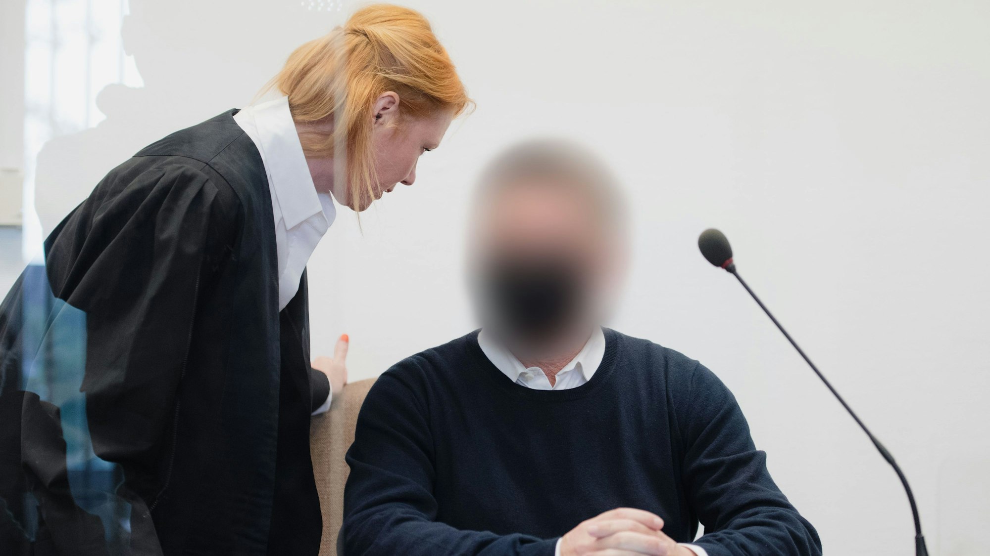 Der beschuldigte Kinderfotograf mit seiner früheren Verteidigerin Denise Sommer im Mai 2022 im Kölner Landgericht.