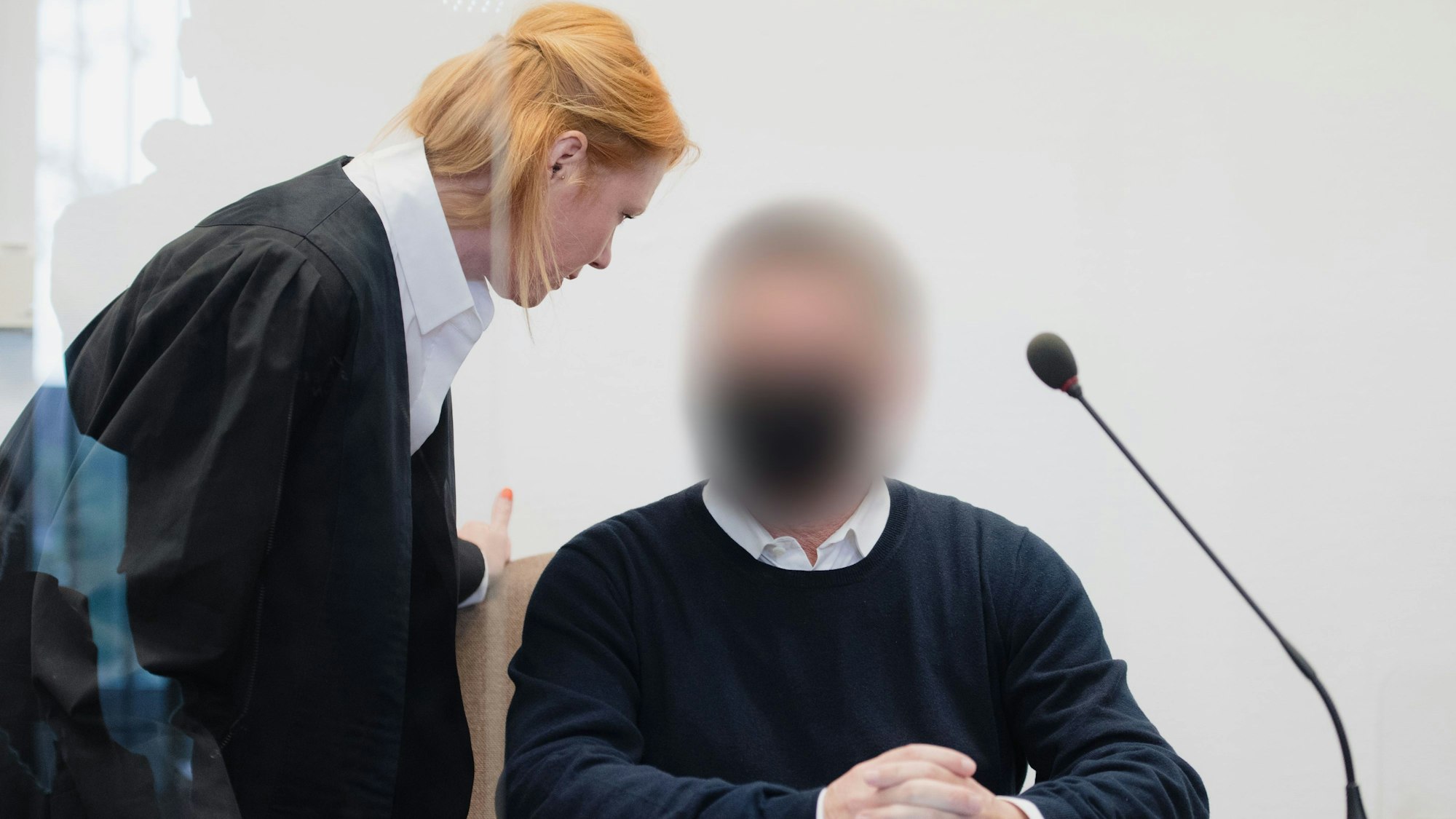 Der beschuldigte Kinderfotograf Achim L. mit seiner damaligen Verteidigerin Denise Sommer beim Prozess in erster Instanz.