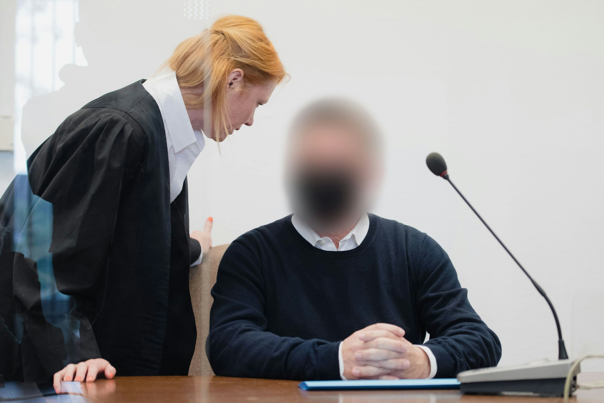 Der beschuldigte Kinderfotograf mit Verteidigerin Denise Gerull beim damaligen Prozessauftakt im Kölner Landgericht