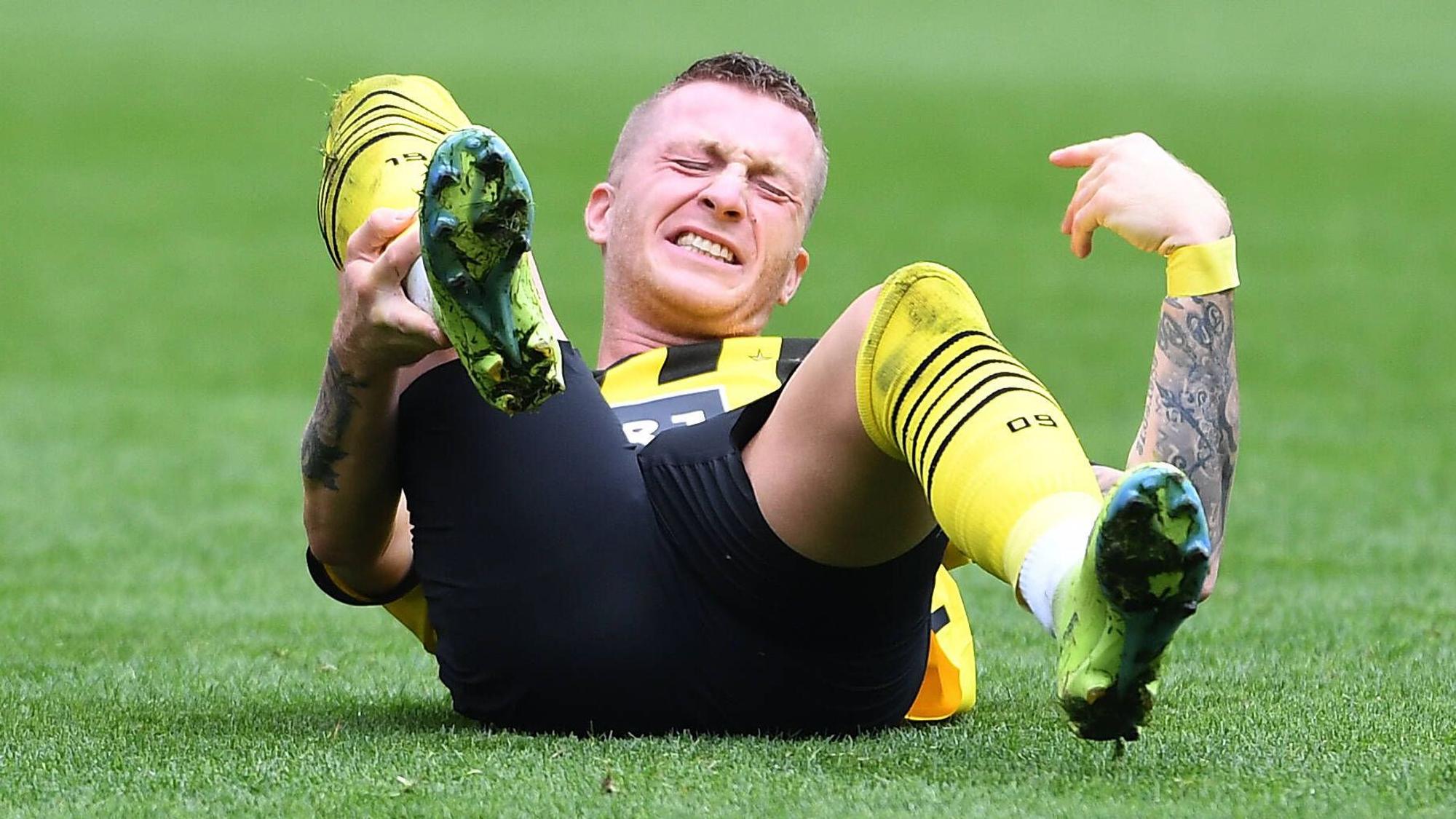 Dortmunds Marco Reus liegt auf dem Rasen.