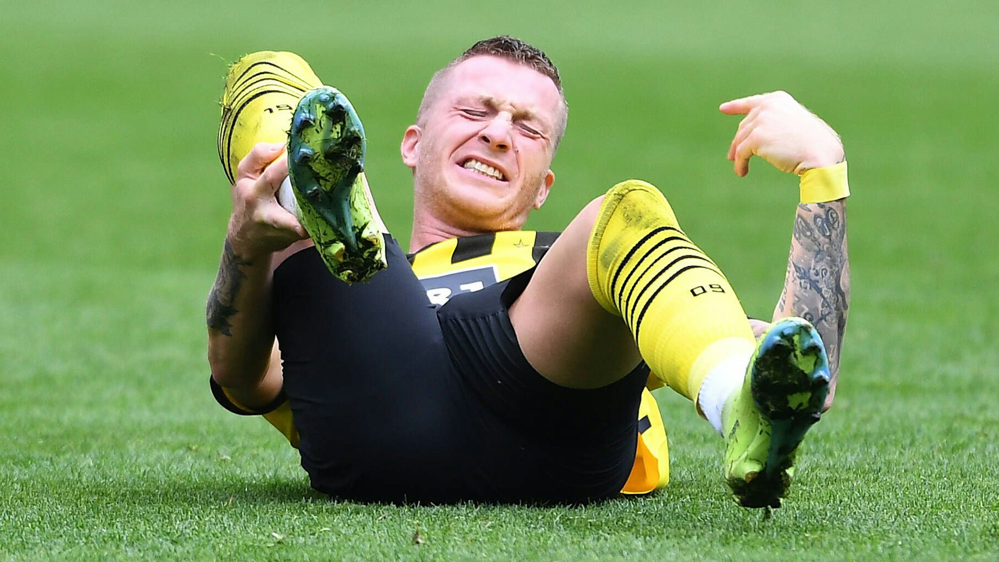 Dortmunds Marco Reus liegt auf dem Rasen.