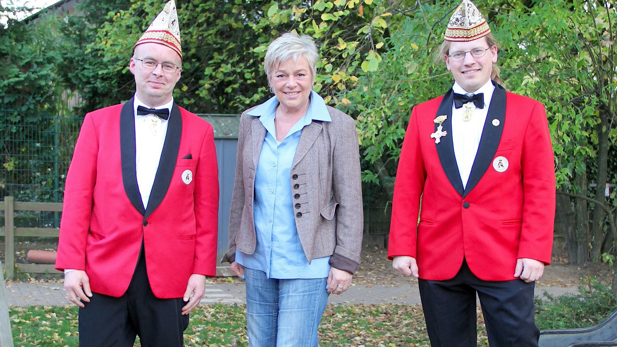 Dörte Außem, Leiterin der Kita Der Regenbogen, Marco Pomplun (l.) und Rolf Lambertz, erster Vorsitzender und Präsident der KG Lustige Brüder