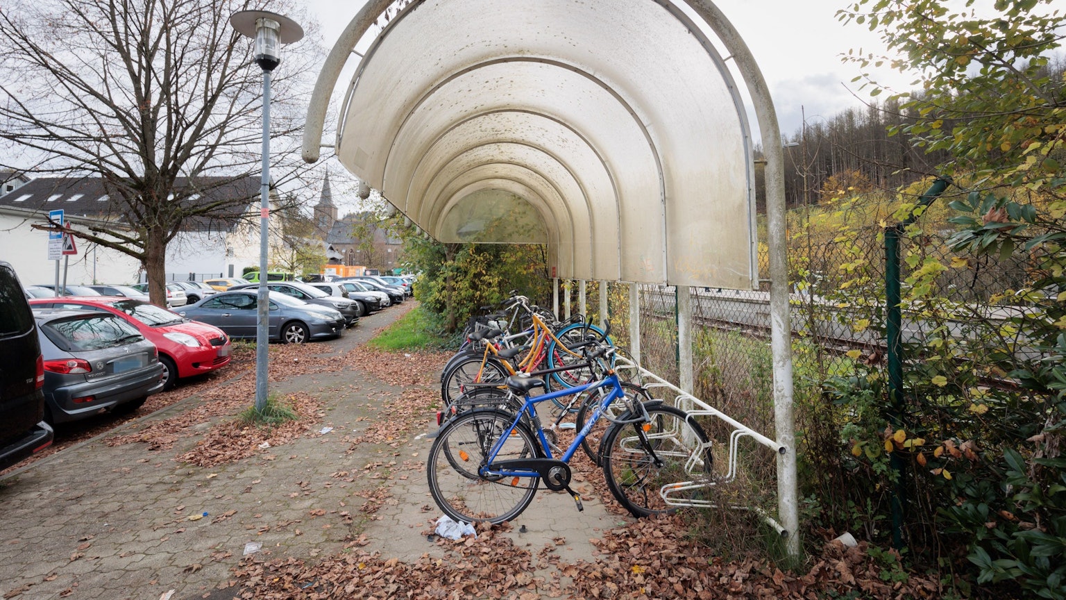 Der Fahrradstand vor dem Engelskirchener Bahnhof ist heruntergekommen. Einige Fahrräder sind dort angeschlossen.